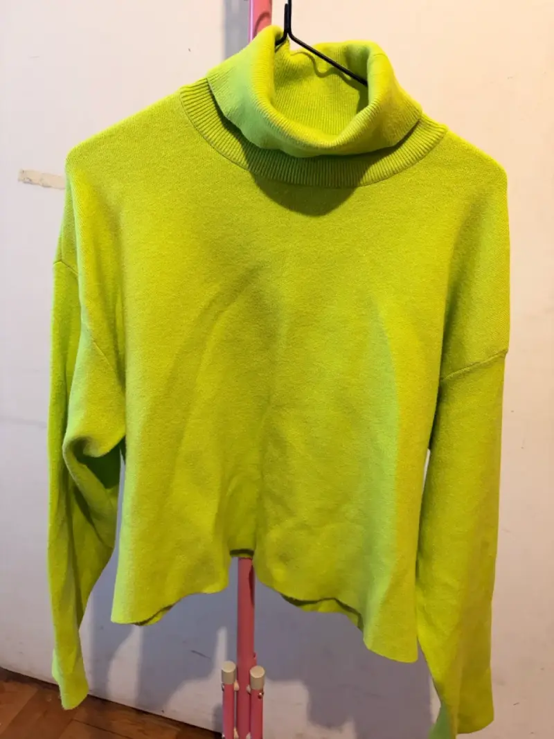 Suéter cuello alto verde neón para mujer - 4