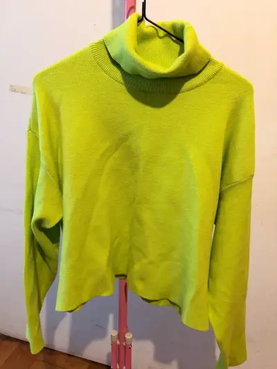 Suéter cuello alto verde neón para mujer - miniatura 4