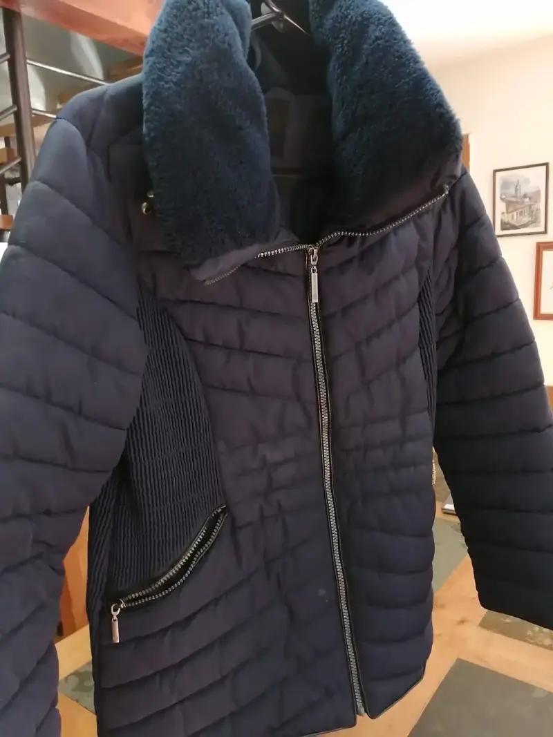 Chaqueta acolchada azul con cuello de lana - 1