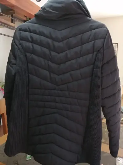 Chaqueta acolchada azul con cuello de lana - miniatura 2