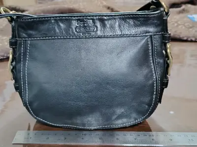 Bolso de cuero negro Coach elegante - miniatura 4