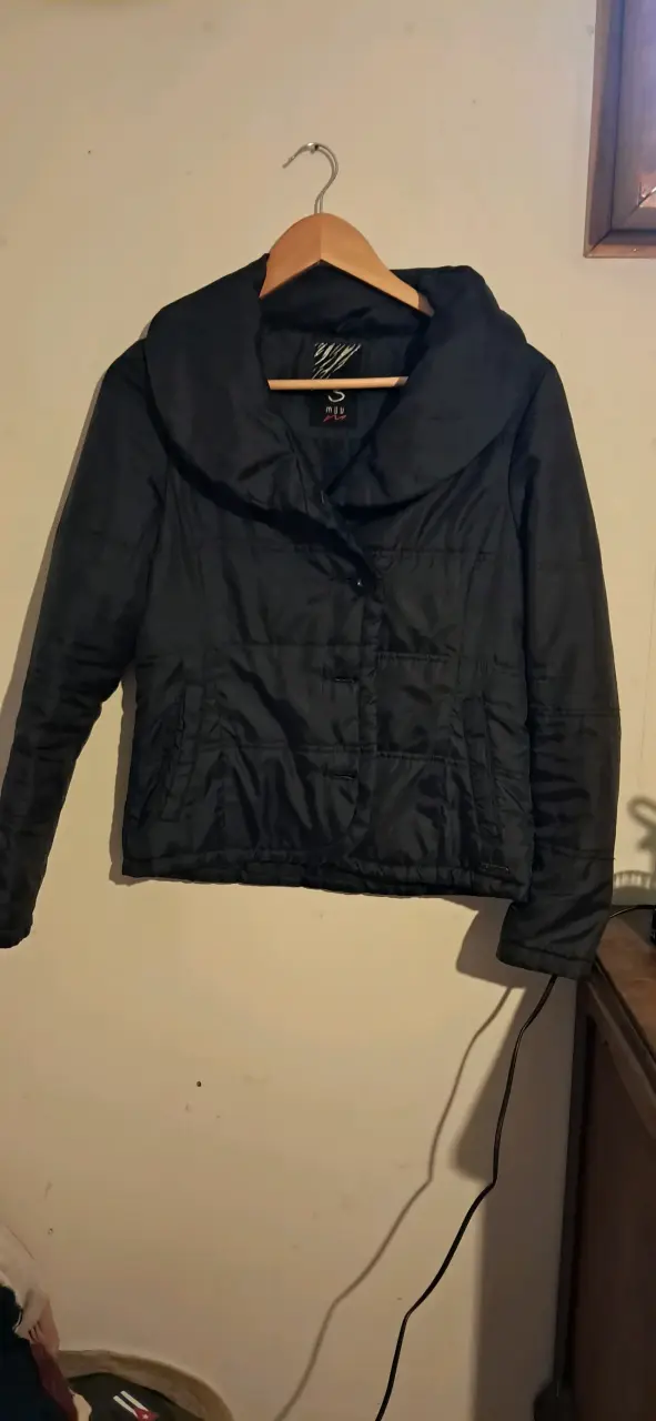 Chaqueta negra acolchada para mujer