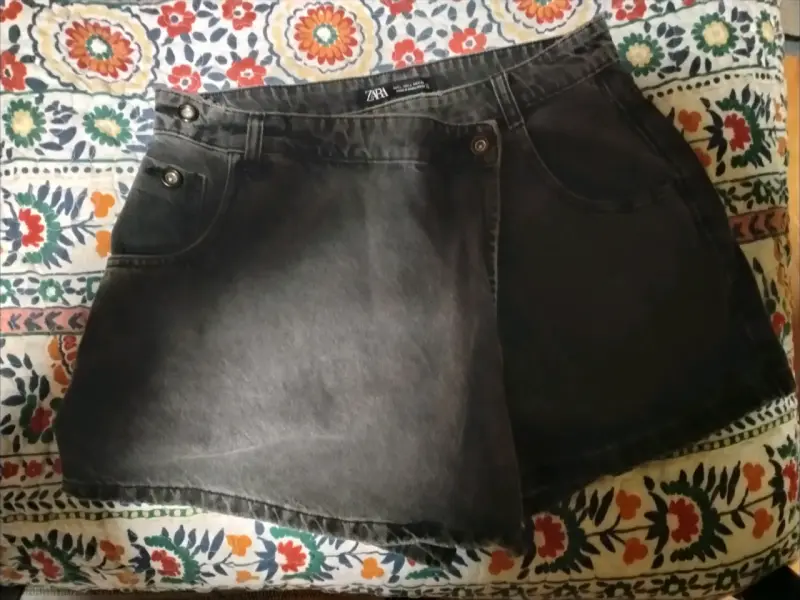 Falda corta de mezclilla negra Zara