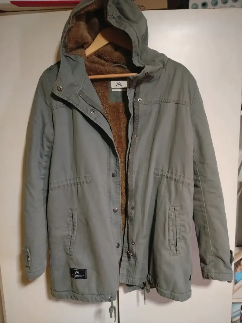 Parka verde con capucha y forro de lana