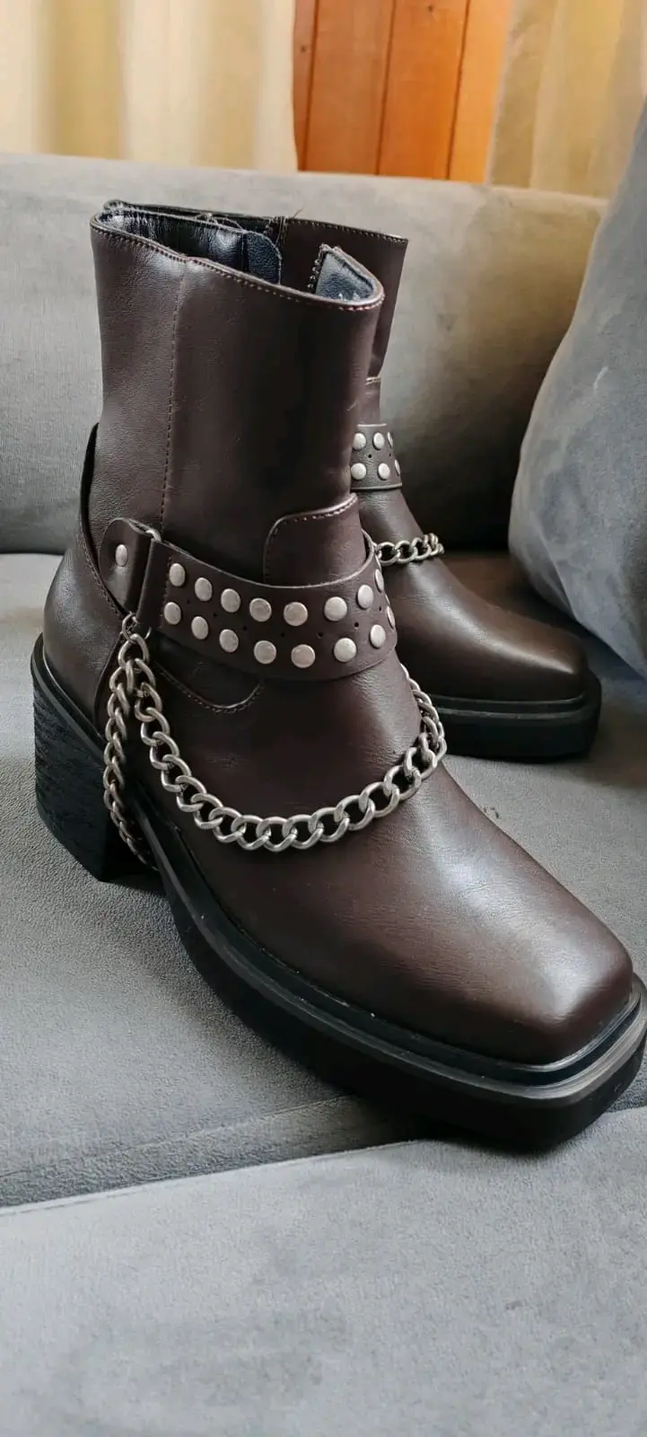 Botines de cuero con tachas y cadenas - 2