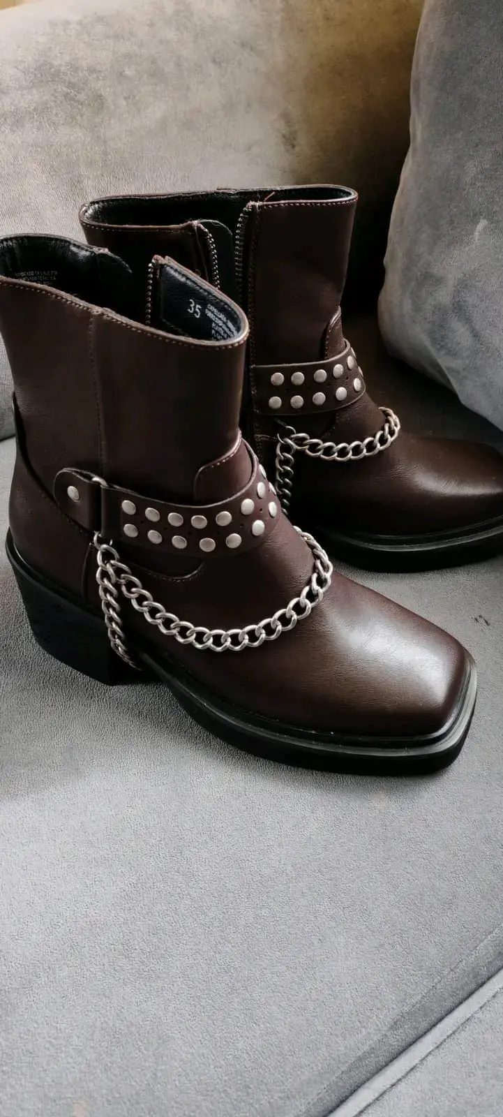Botines de cuero con tachas y cadenas - 3
