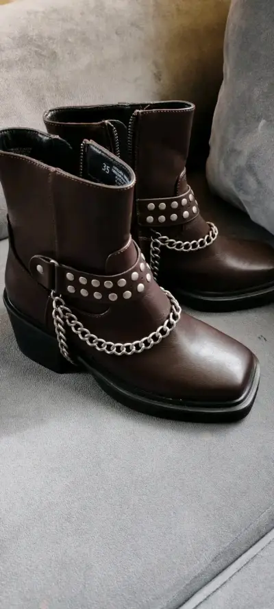 Botines de cuero con tachas y cadenas - miniatura 3