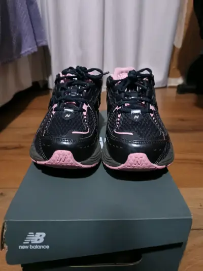 Zapatillas deportivas New Balance negras y rosadas - miniatura 1