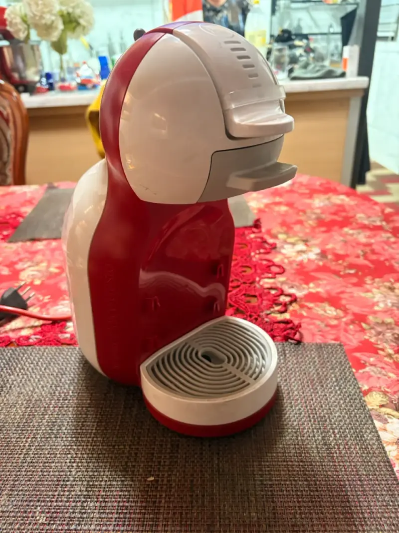 Cafetera de cápsulas roja y blanca - 1
