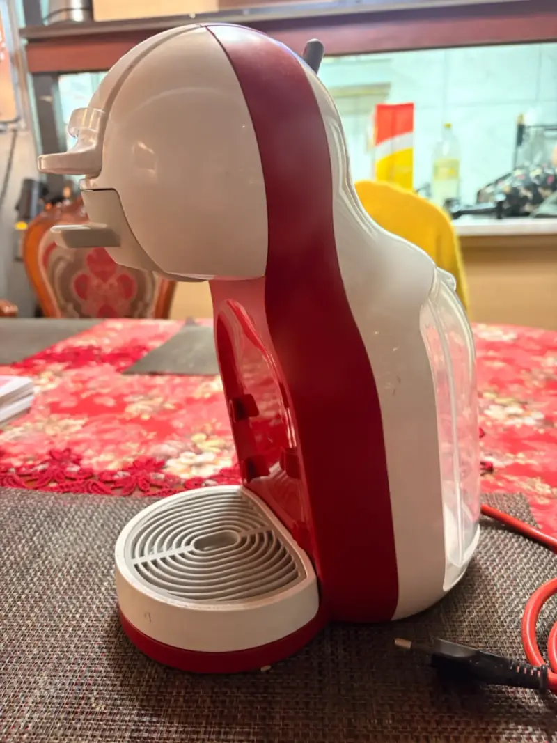 Cafetera de cápsulas roja y blanca - 4