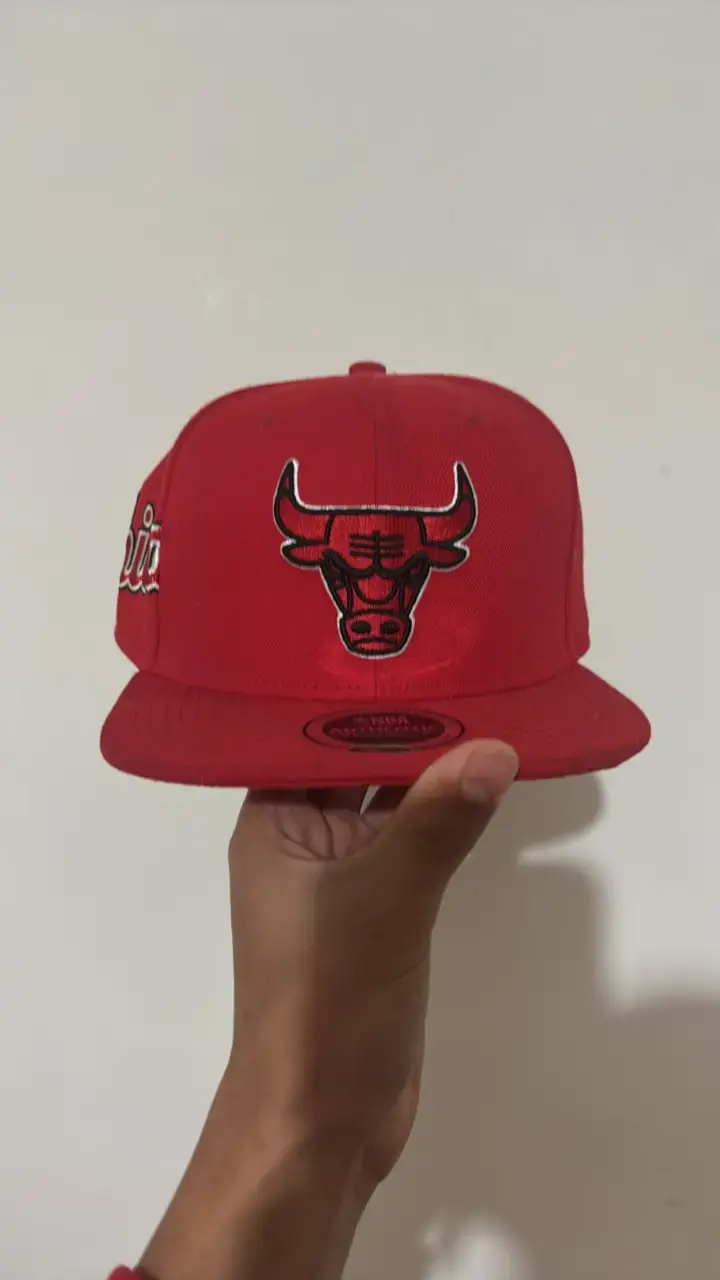Gorra roja con logo de toro bordado - 1