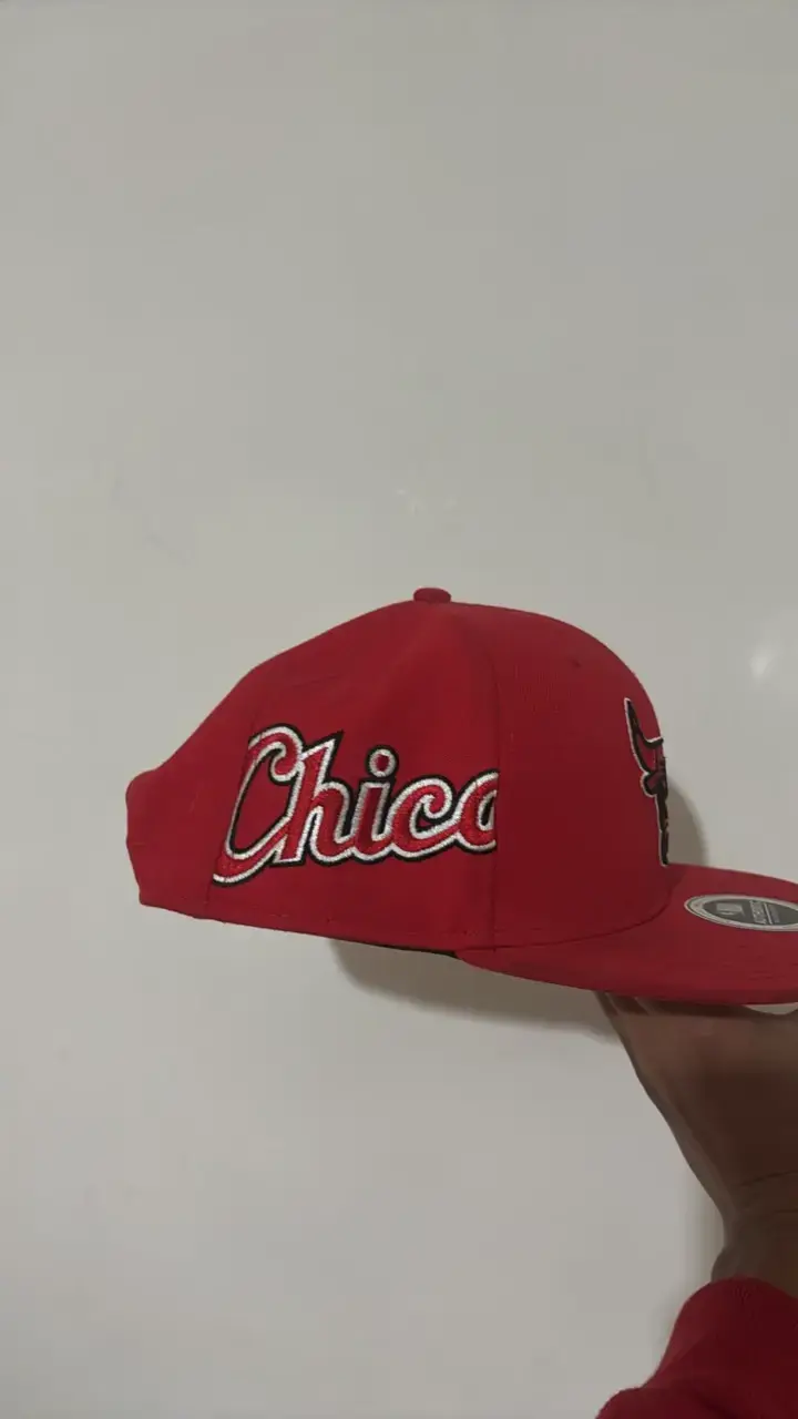 Gorra roja con logo de toro bordado - 2