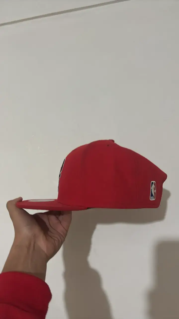Gorra roja con logo de toro bordado - 3