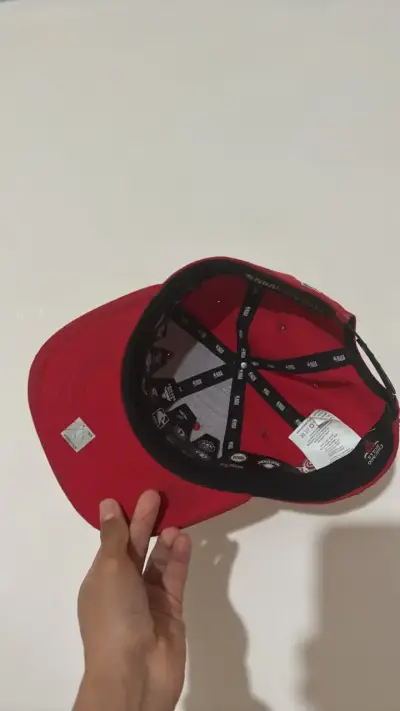 Gorra roja con logo de toro bordado - miniatura 4