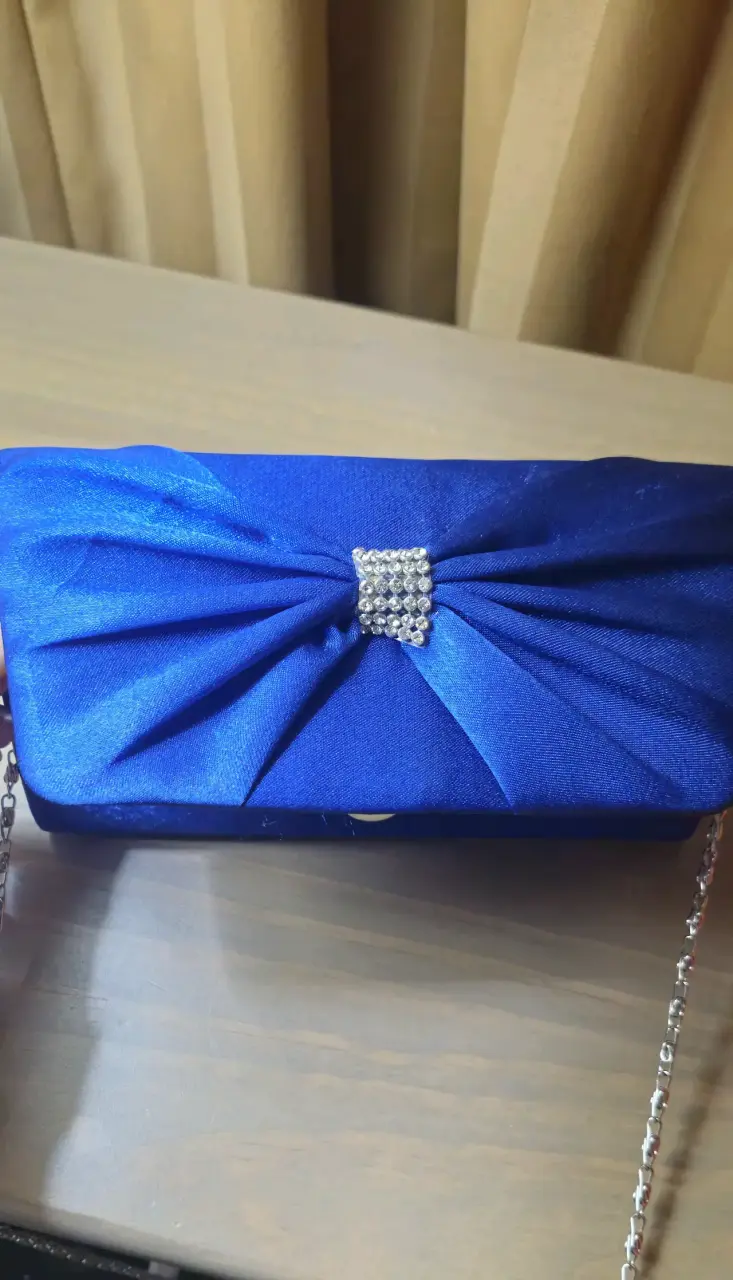 Cartera de mano azul con detalle de lazo y brillantes - 1