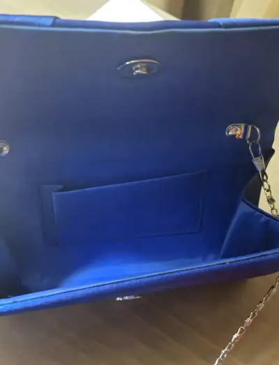 Cartera de mano azul con detalle de lazo y brillantes - miniatura 2