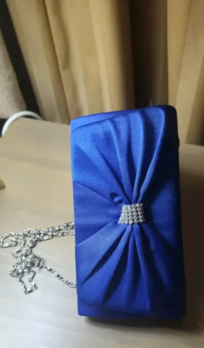 Cartera de mano azul con detalle de lazo y brillantes - miniatura 3