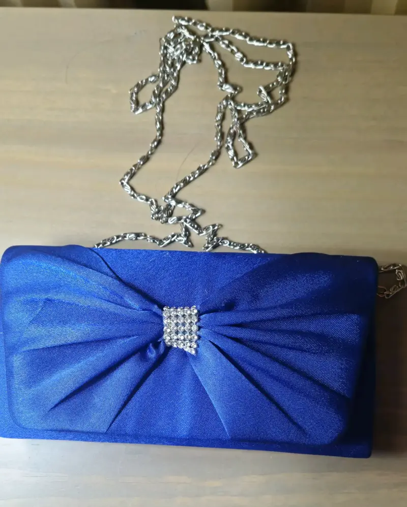 Cartera de mano azul con detalle de lazo y brillantes - 4