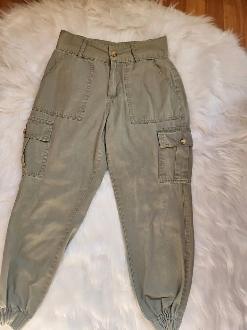 Pantalones cargo verde oliva con bolsillos - 1