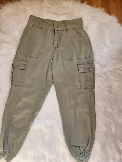 Pantalones cargo verde oliva con bolsillos - miniatura 1
