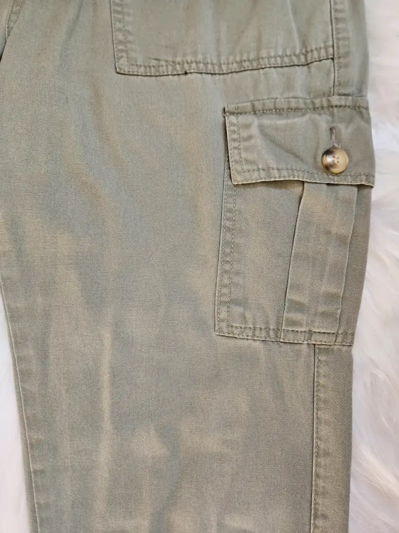 Pantalones cargo verde oliva con bolsillos - 2