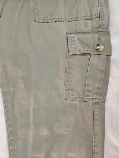 Pantalones cargo verde oliva con bolsillos - miniatura 2