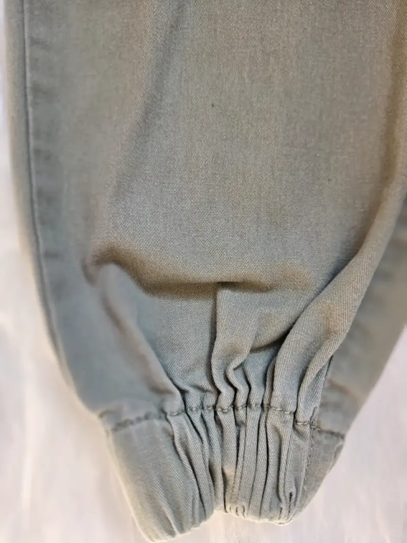 Pantalones cargo verde oliva con bolsillos - 3