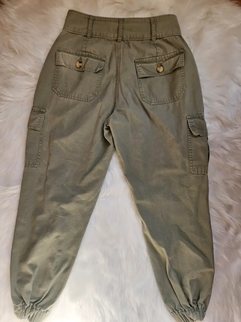 Pantalones cargo verde oliva con bolsillos - 4