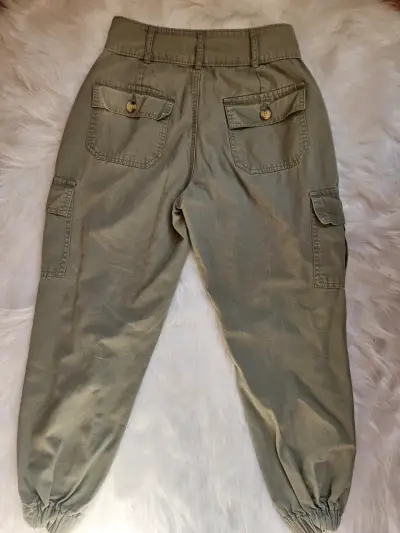Pantalones cargo verde oliva con bolsillos - miniatura 4
