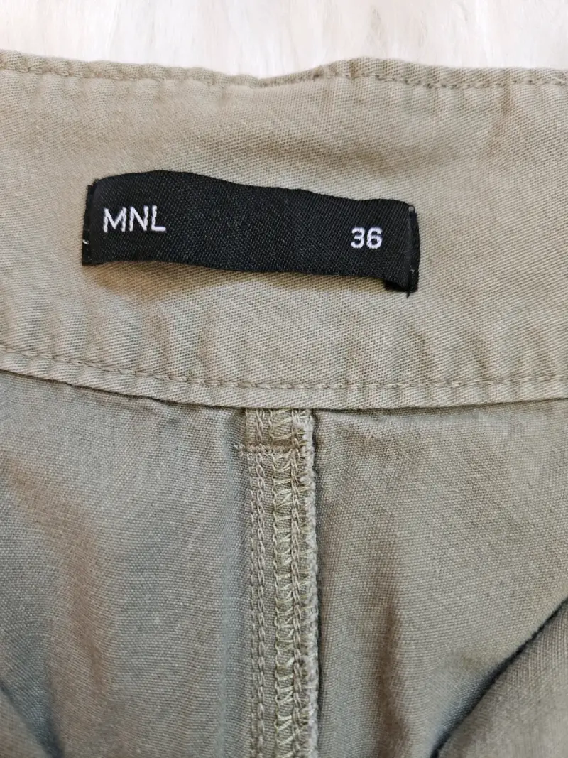 Pantalones cargo verde oliva con bolsillos - 5
