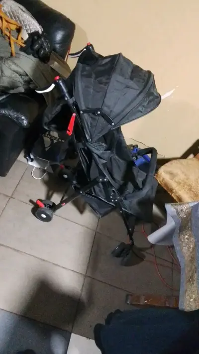 Coche de paseo plegable negro para bebé - miniatura 3