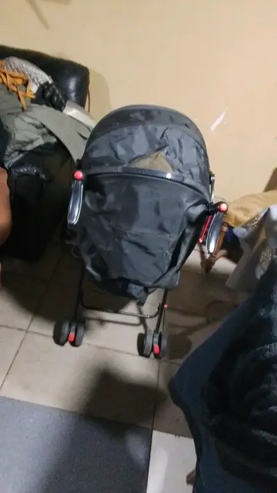 Coche de paseo plegable negro para bebé - miniatura 4