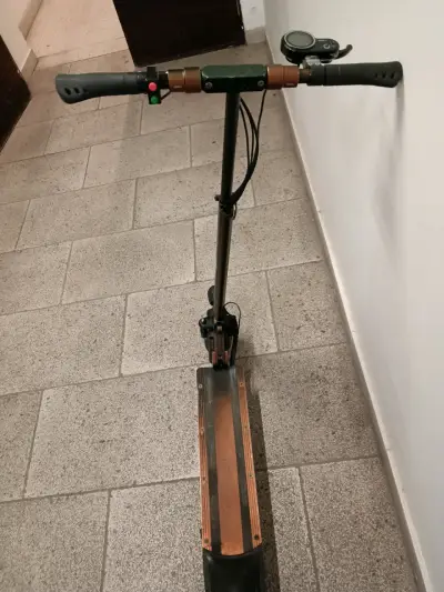 Scooter eléctrico plegable en buen estado - miniatura 3