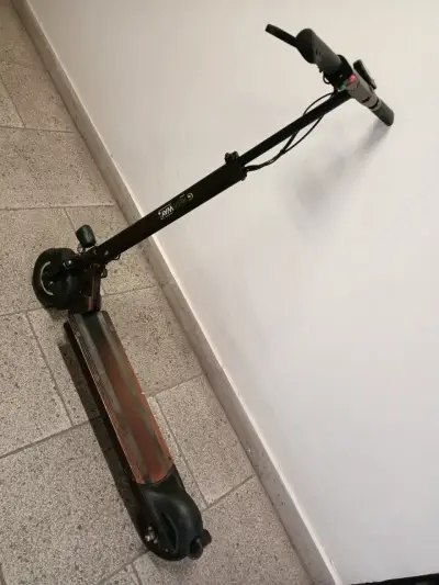 Scooter eléctrico plegable en buen estado - miniatura 4