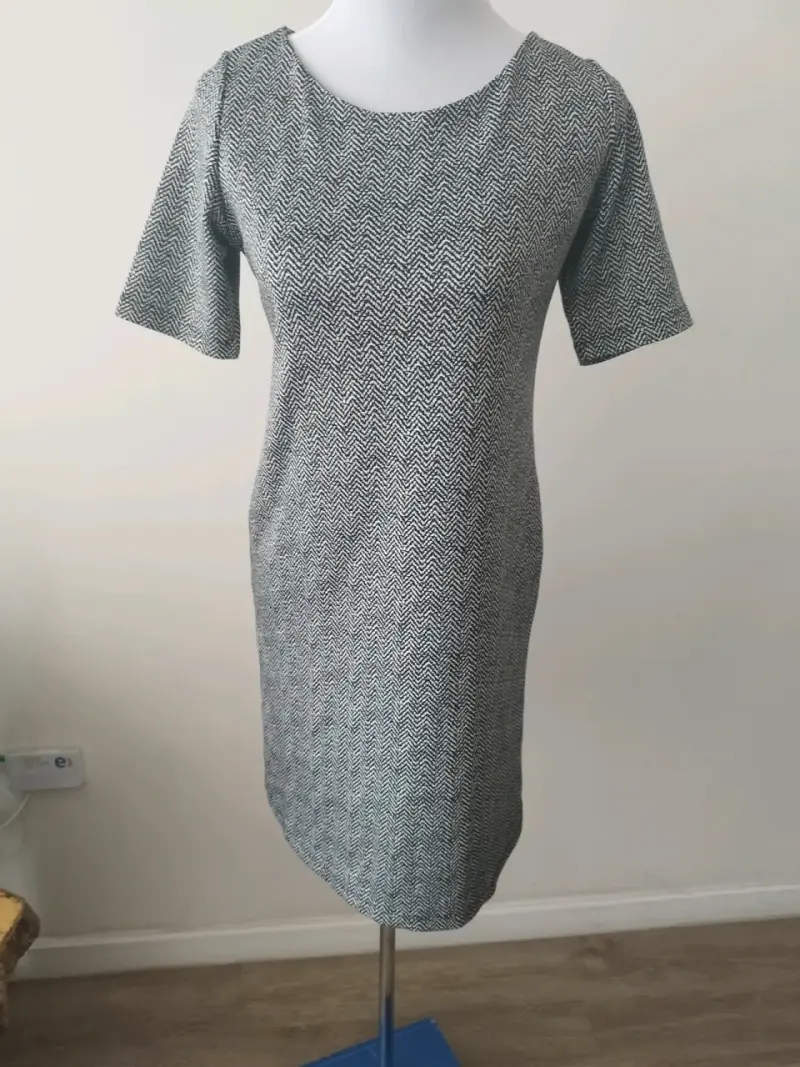 Vestido corto gris con diseño geométrico - 1