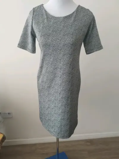 Vestido corto gris con diseño geométrico - miniatura 1