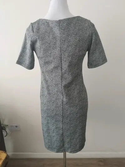 Vestido corto gris con diseño geométrico - miniatura 2