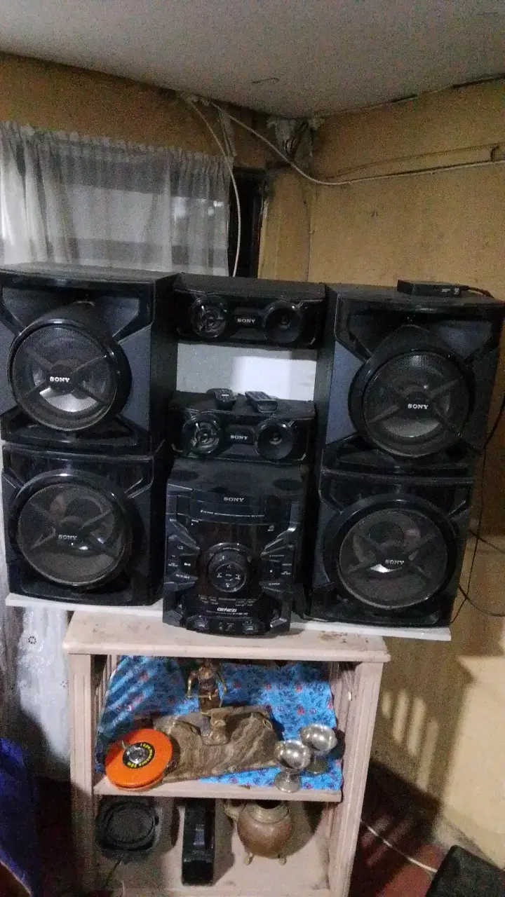 Sistema de sonido Sony con múltiples parlantes - 1