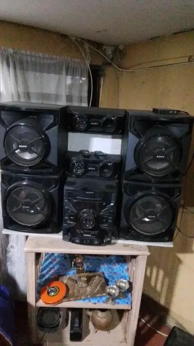 Sistema de sonido Sony con múltiples parlantes - miniatura 1