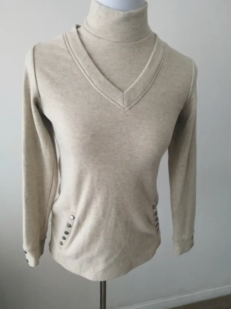 Suéter de cuello alto beige con botones decorativos - 1