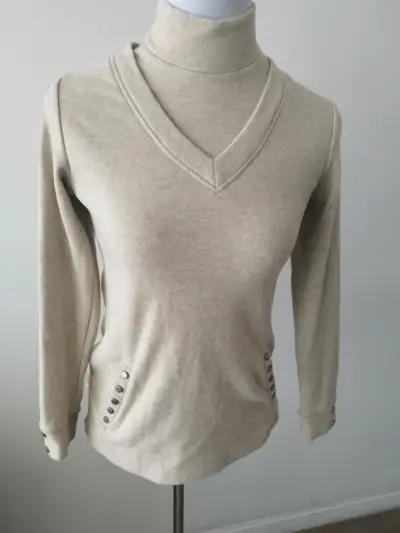 Suéter de cuello alto beige con botones decorativos - miniatura 1
