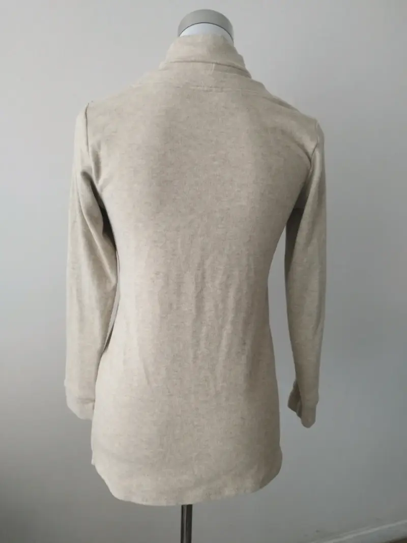 Suéter de cuello alto beige con botones decorativos - 2