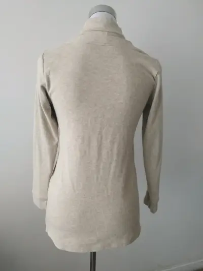 Suéter de cuello alto beige con botones decorativos - miniatura 2