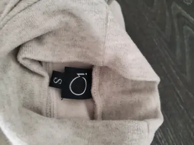 Suéter de cuello alto beige con botones decorativos - miniatura 3