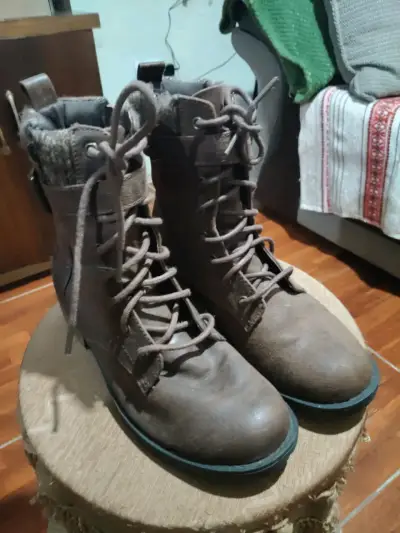 Botas de cuero marrón con forro de lana - miniatura 1