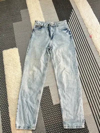 Jeans de mezclilla azul claro para mujer - miniatura 2