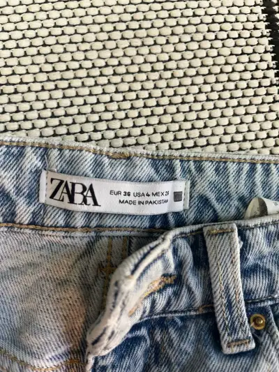 Jeans de mezclilla azul claro para mujer - miniatura 3