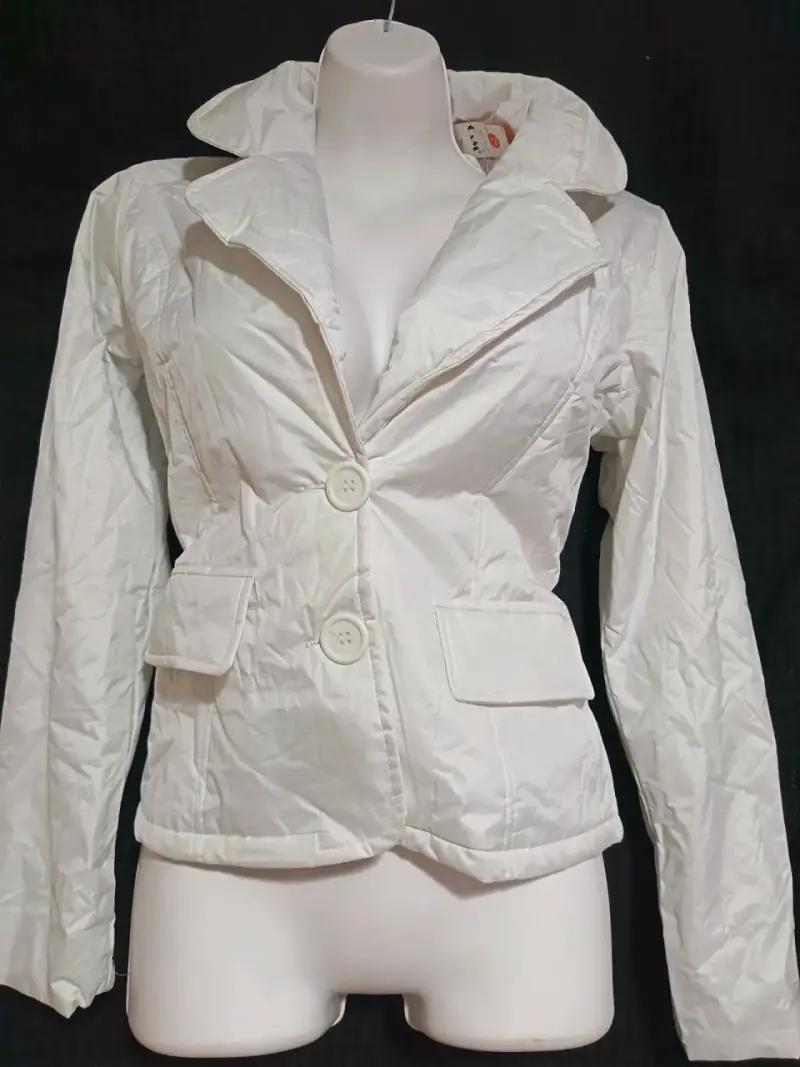 Chaqueta blanca de mujer con botones