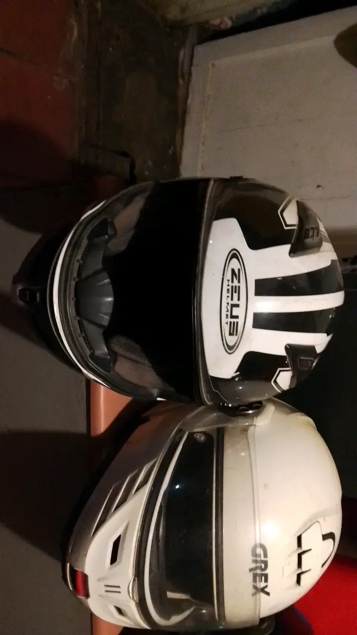 Cascos de moto integrales variados en buen estado - 2