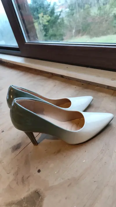 Zapatos de tacón alto bicolor elegantes - miniatura 1
